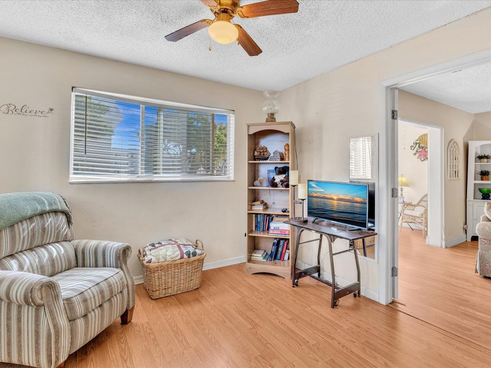 На продажу: $220,000 (2 спален, 2 ванн, 1200 Квадратных фут)