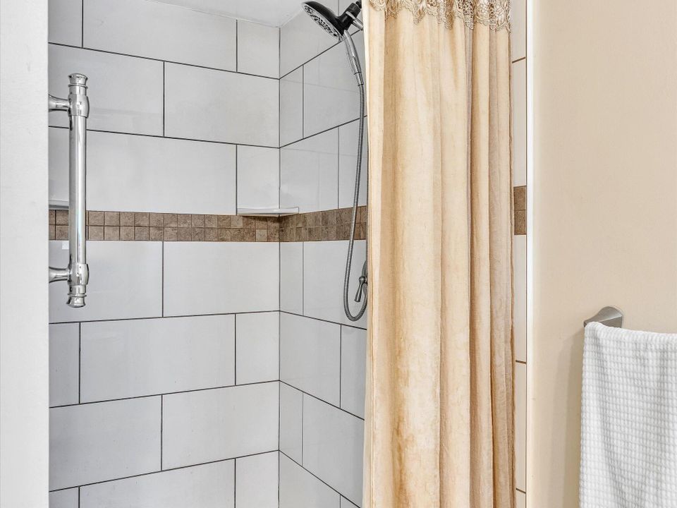 На продажу: $220,000 (2 спален, 2 ванн, 1200 Квадратных фут)