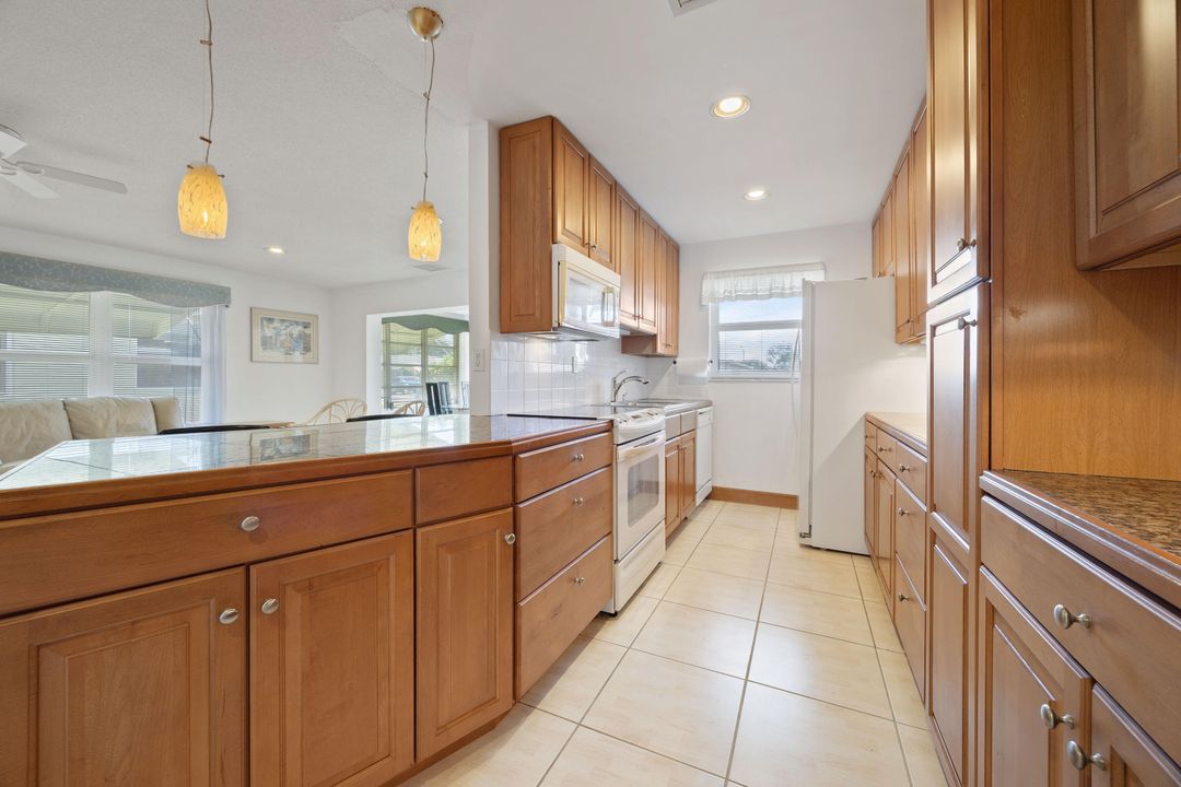 На продажу: $215,000 (2 спален, 2 ванн, 1104 Квадратных фут)