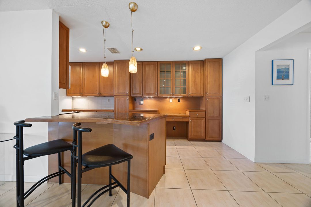 На продажу: $215,000 (2 спален, 2 ванн, 1104 Квадратных фут)