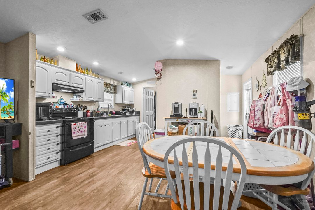 На продажу: $219,900 (2 спален, 2 ванн, 912 Квадратных фут)