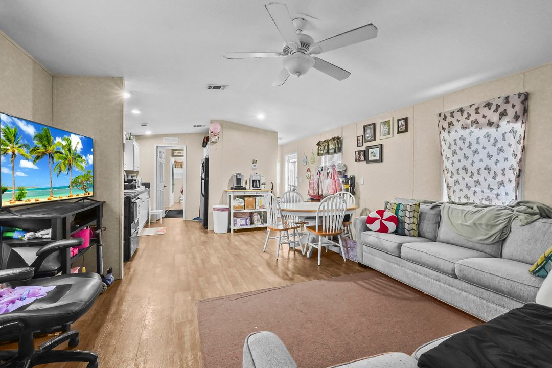 На продажу: $219,900 (2 спален, 2 ванн, 912 Квадратных фут)