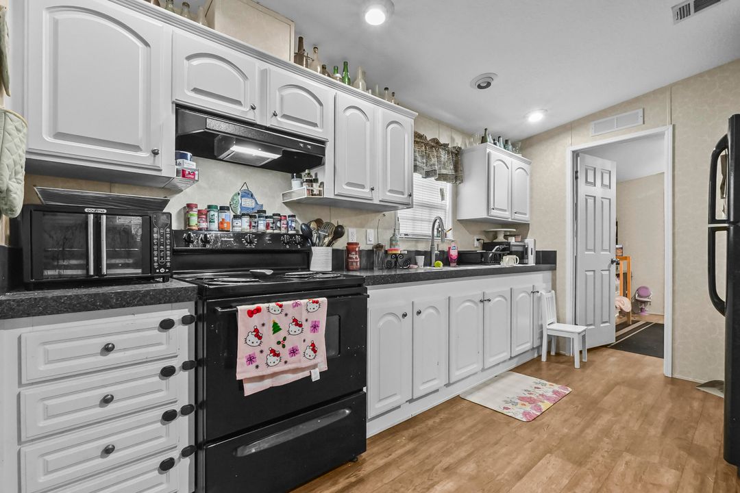 На продажу: $219,900 (2 спален, 2 ванн, 912 Квадратных фут)