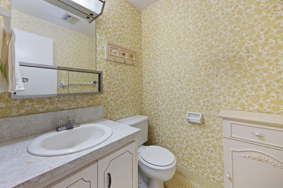 For Sale: $125,000 (1 beds, 1 baths, 966 Square Feet)