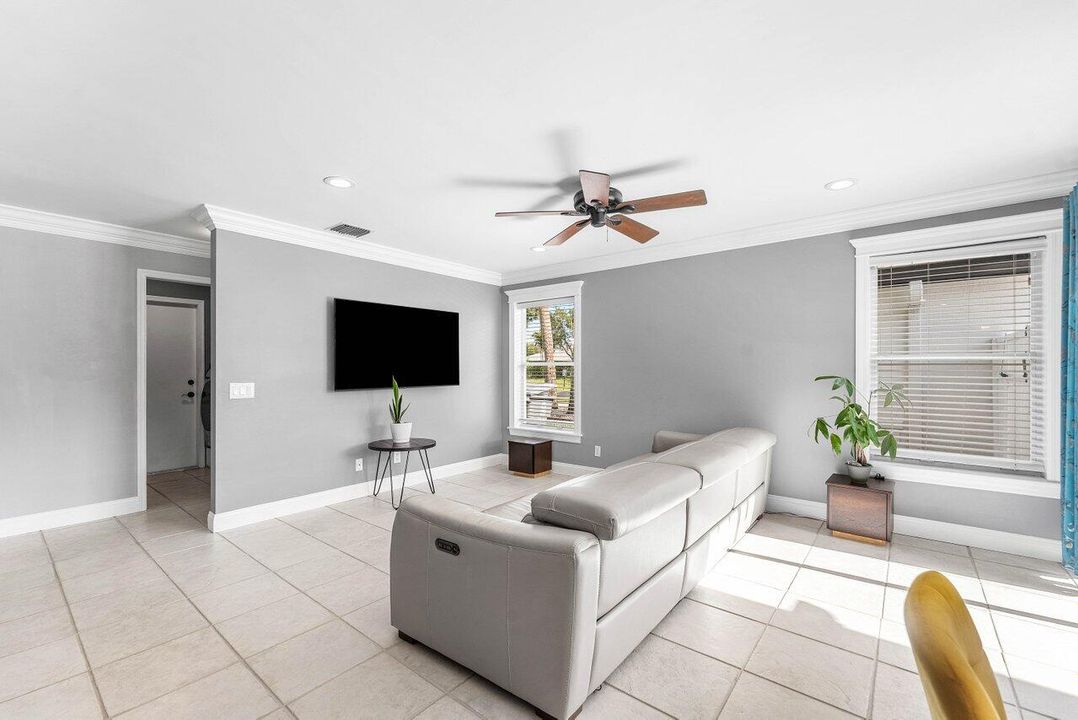 На продажу: $932,000 (4 спален, 2 ванн, 2223 Квадратных фут)