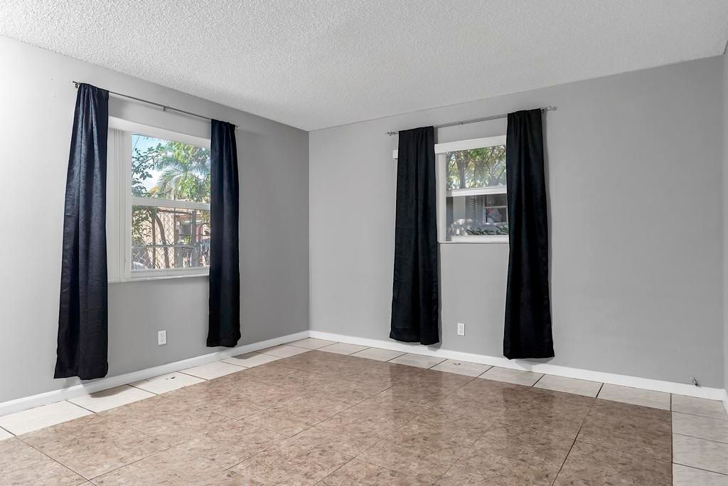 出租: $2,300 (2 贝兹, 2 浴室, 1200 平方英尺)