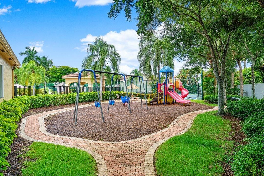 На продажу: $932,000 (4 спален, 2 ванн, 2223 Квадратных фут)