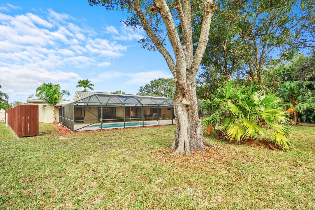 For Sale: $600,000 (3 beds, 3 baths, 2367 Square Feet)