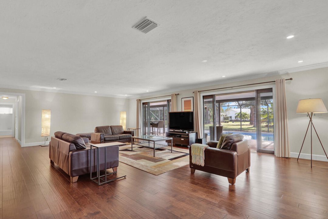 For Sale: $600,000 (3 beds, 3 baths, 2367 Square Feet)