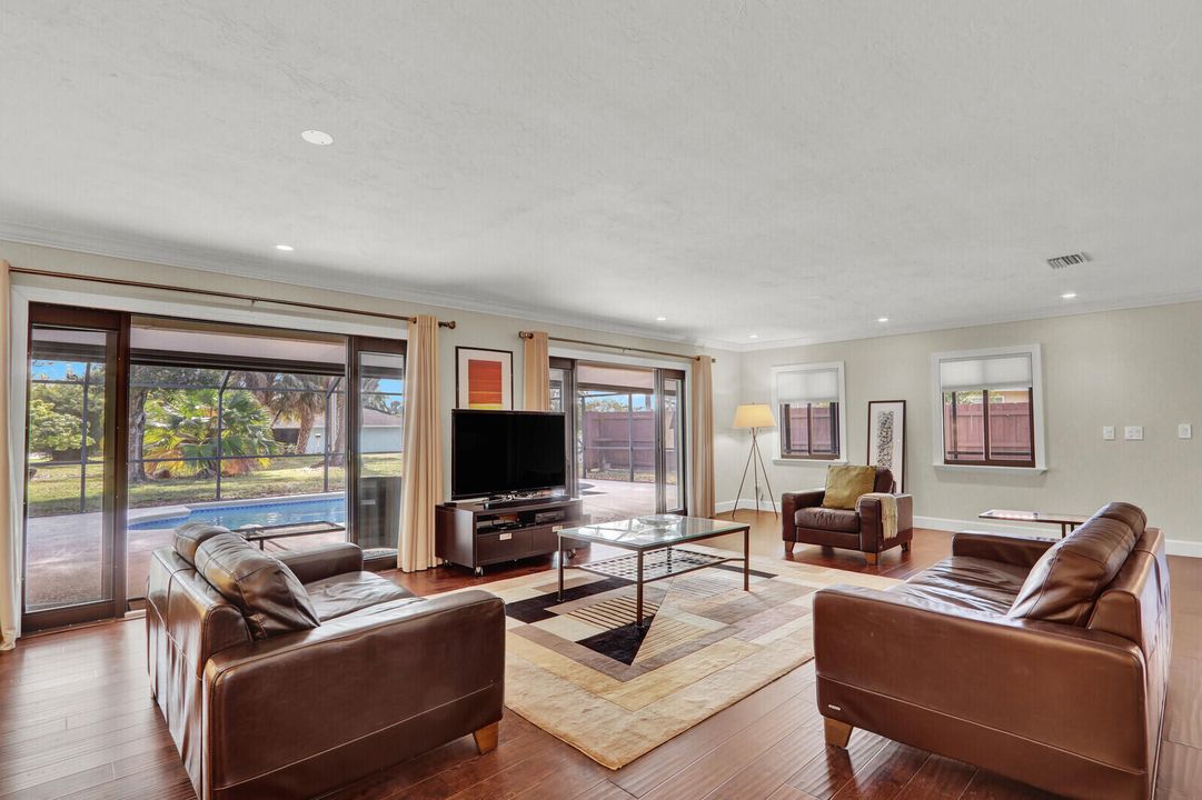 For Sale: $600,000 (3 beds, 3 baths, 2367 Square Feet)