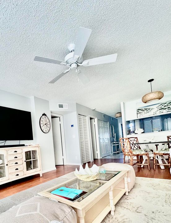 出租: $7,500 (2 贝兹, 2 浴室, 1056 平方英尺)