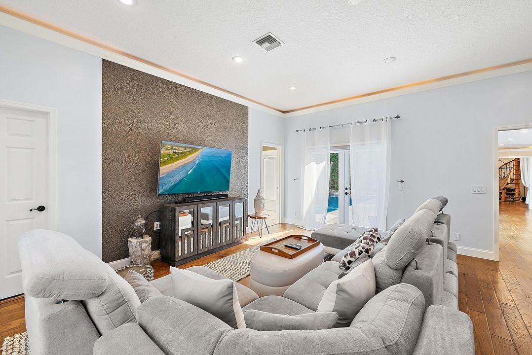 For Rent: $11,200 (5 beds, 4 baths, 4035 Square Feet)