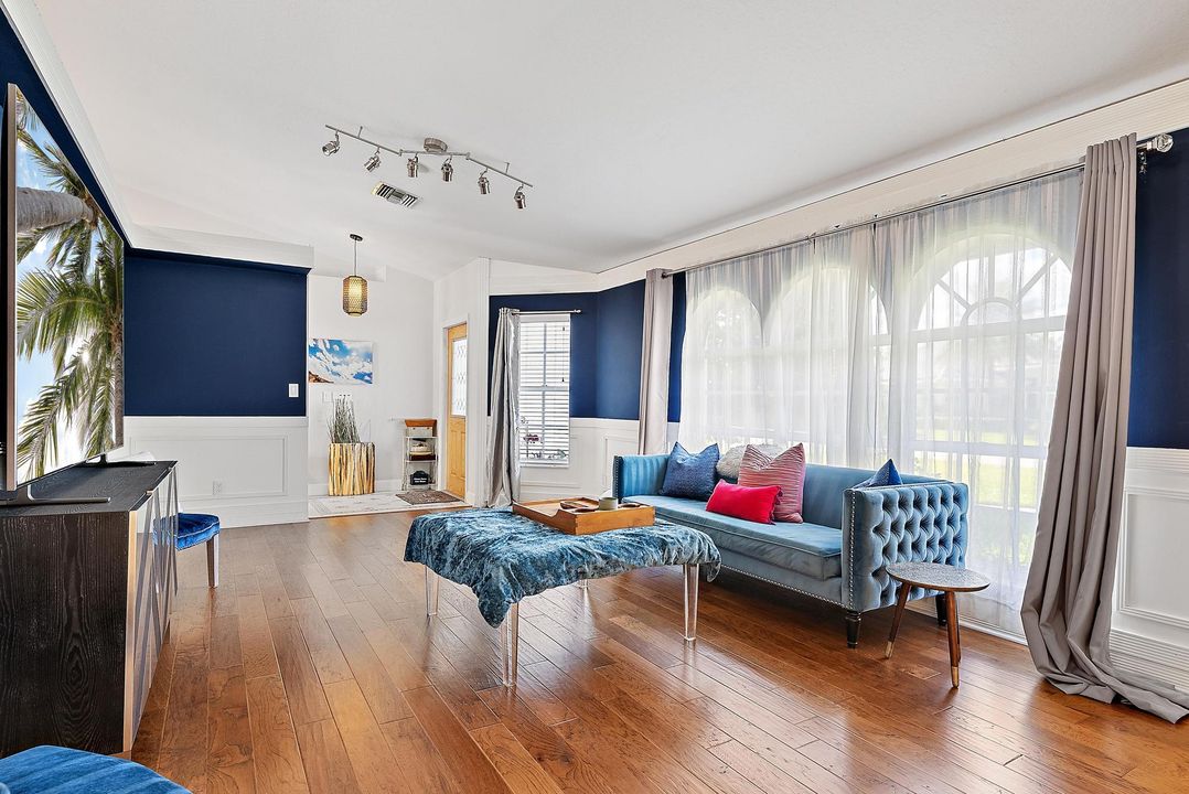 For Rent: $11,200 (5 beds, 4 baths, 4035 Square Feet)