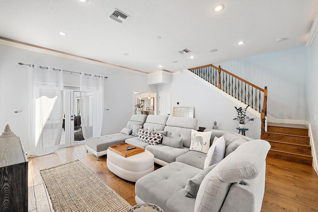 For Rent: $11,200 (5 beds, 4 baths, 4035 Square Feet)