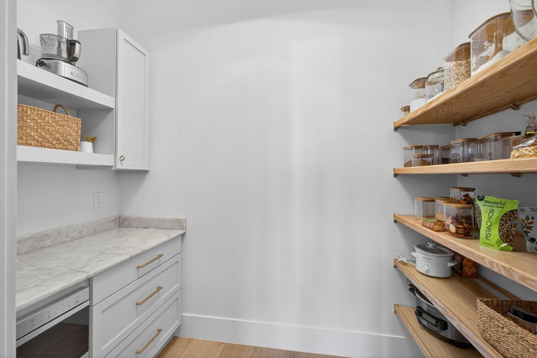 En Venta: $2,400,000 (3 camas, 3 baños, 2976 Pies cuadrados)