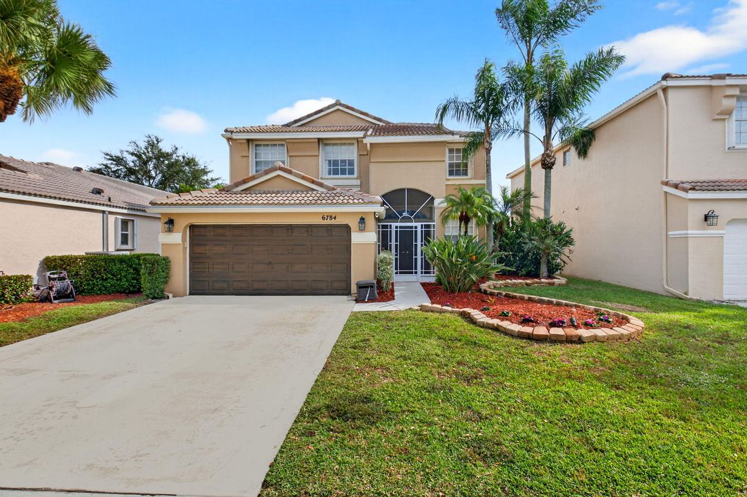 合同活跃: $675,000 (4 贝兹, 2 浴室, 2558 平方英尺)