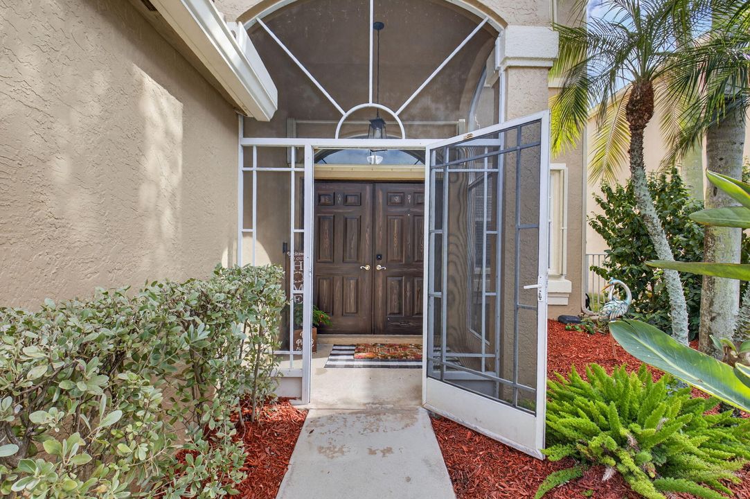 合同活跃: $675,000 (4 贝兹, 2 浴室, 2558 平方英尺)