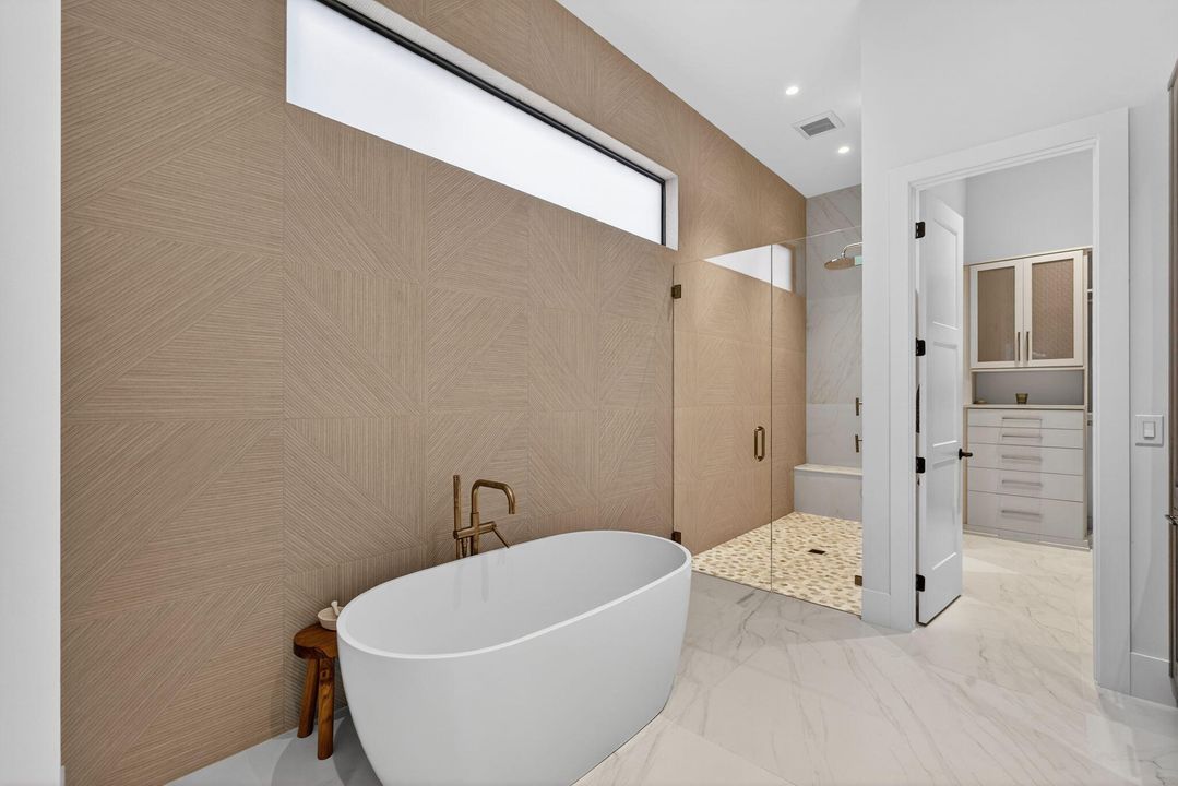 En Venta: $2,400,000 (3 camas, 3 baños, 2976 Pies cuadrados)