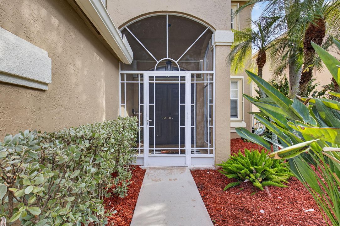 合同活跃: $675,000 (4 贝兹, 2 浴室, 2558 平方英尺)