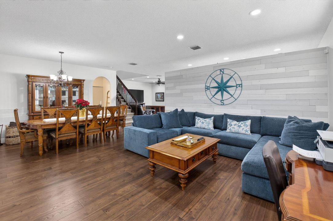 合同活跃: $675,000 (4 贝兹, 2 浴室, 2558 平方英尺)