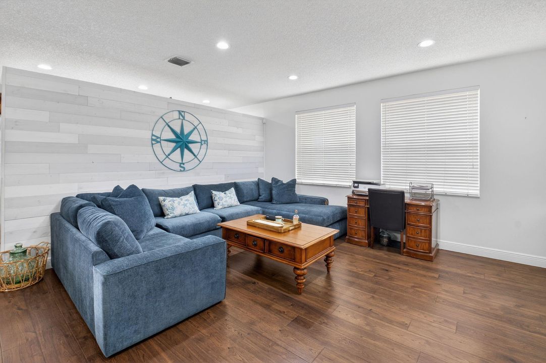 合同活跃: $675,000 (4 贝兹, 2 浴室, 2558 平方英尺)