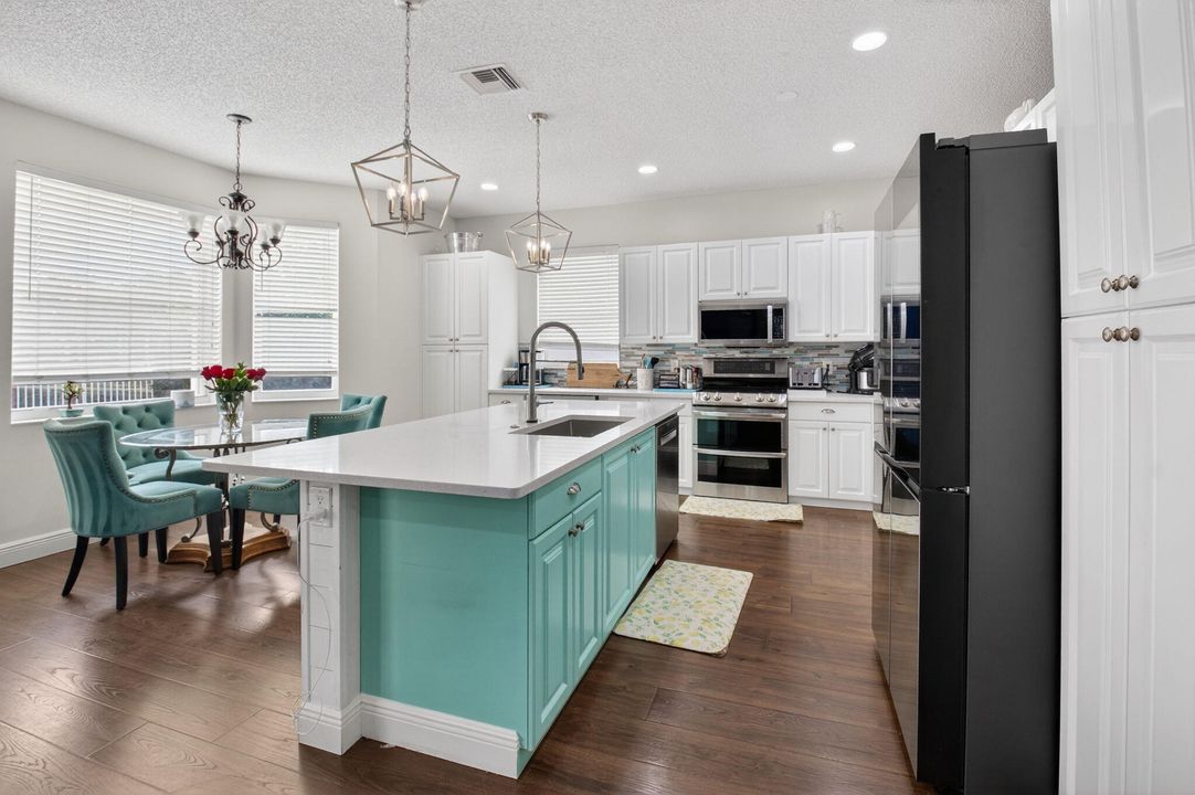 合同活跃: $675,000 (4 贝兹, 2 浴室, 2558 平方英尺)