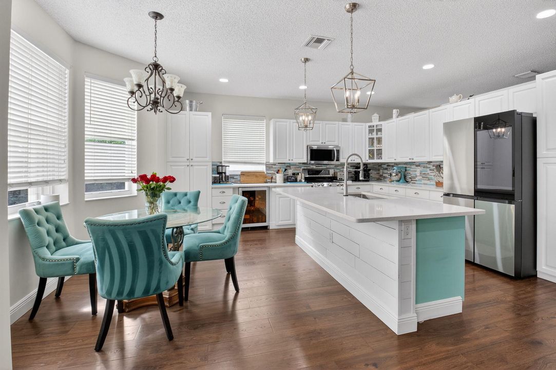 合同活跃: $675,000 (4 贝兹, 2 浴室, 2558 平方英尺)