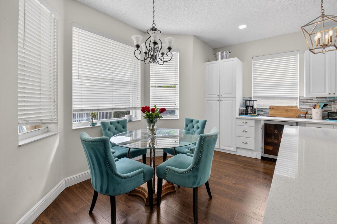 合同活跃: $675,000 (4 贝兹, 2 浴室, 2558 平方英尺)