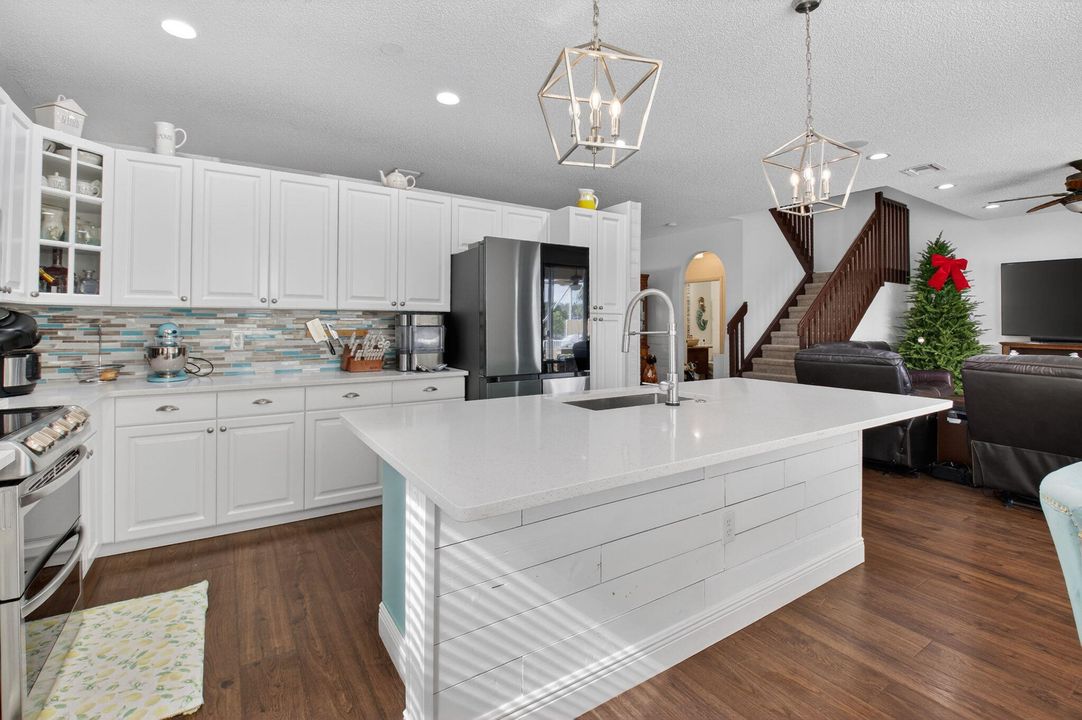 合同活跃: $675,000 (4 贝兹, 2 浴室, 2558 平方英尺)