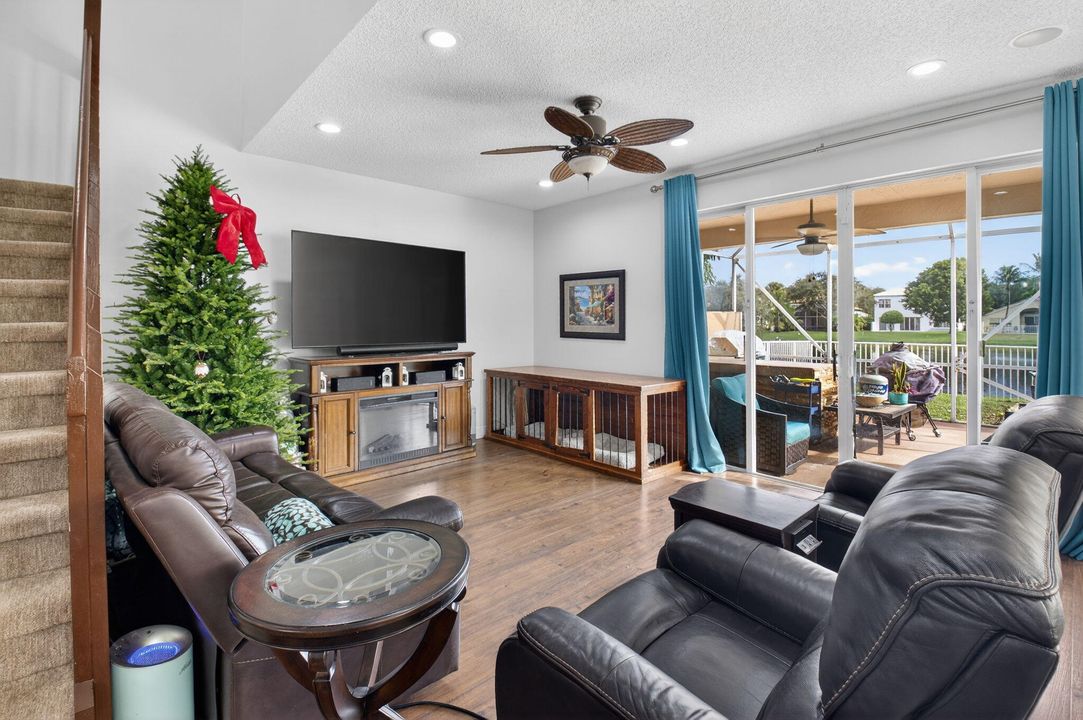 合同活跃: $675,000 (4 贝兹, 2 浴室, 2558 平方英尺)