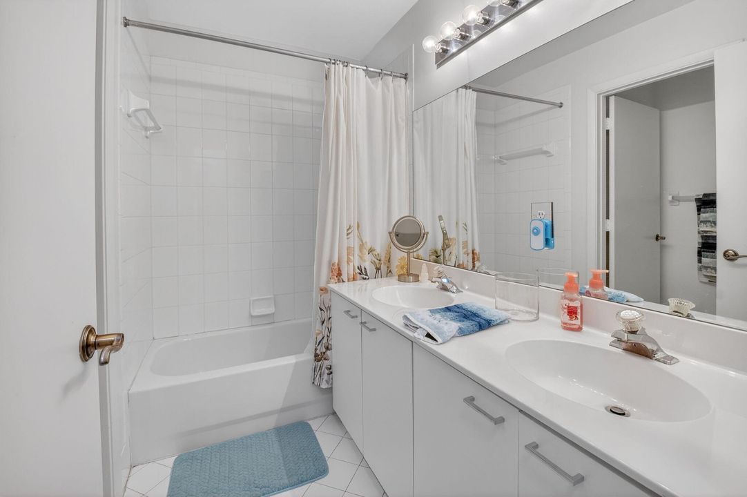 合同活跃: $675,000 (4 贝兹, 2 浴室, 2558 平方英尺)