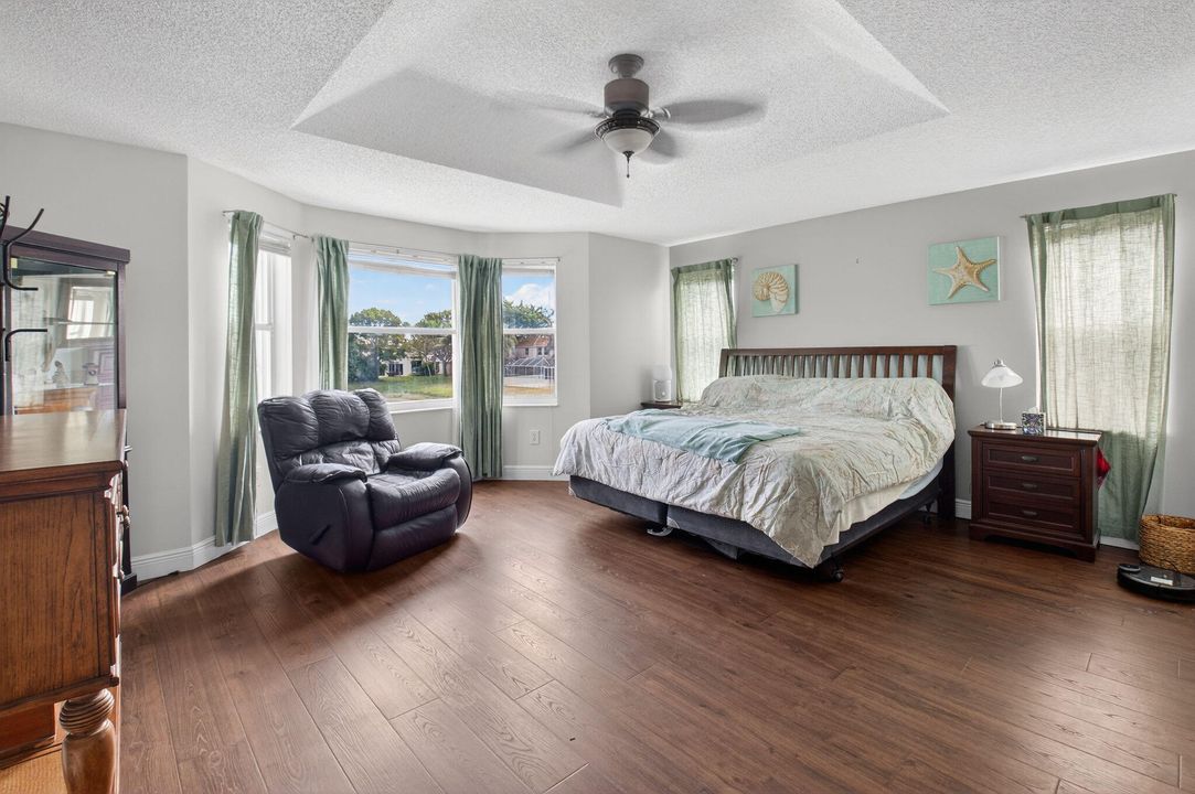 合同活跃: $675,000 (4 贝兹, 2 浴室, 2558 平方英尺)