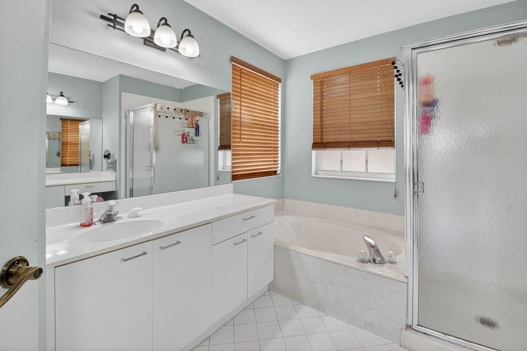 合同活跃: $675,000 (4 贝兹, 2 浴室, 2558 平方英尺)