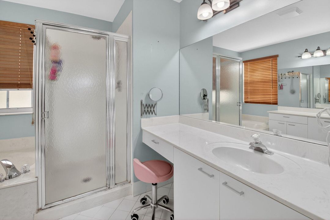 合同活跃: $675,000 (4 贝兹, 2 浴室, 2558 平方英尺)