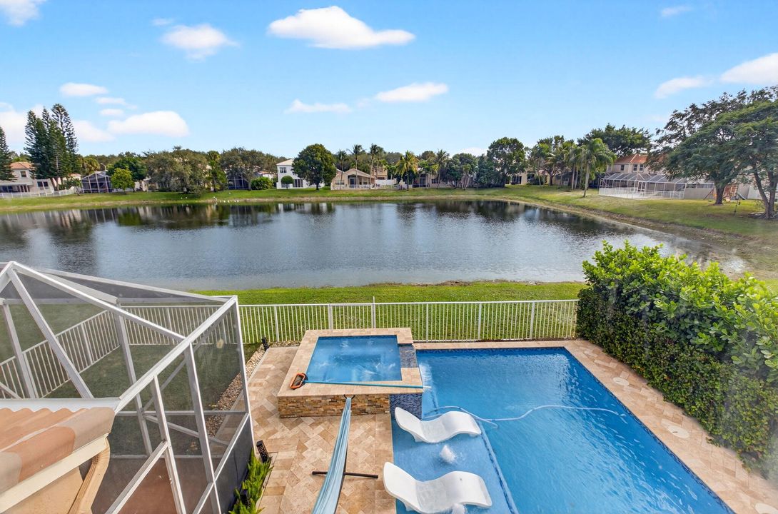 合同活跃: $675,000 (4 贝兹, 2 浴室, 2558 平方英尺)