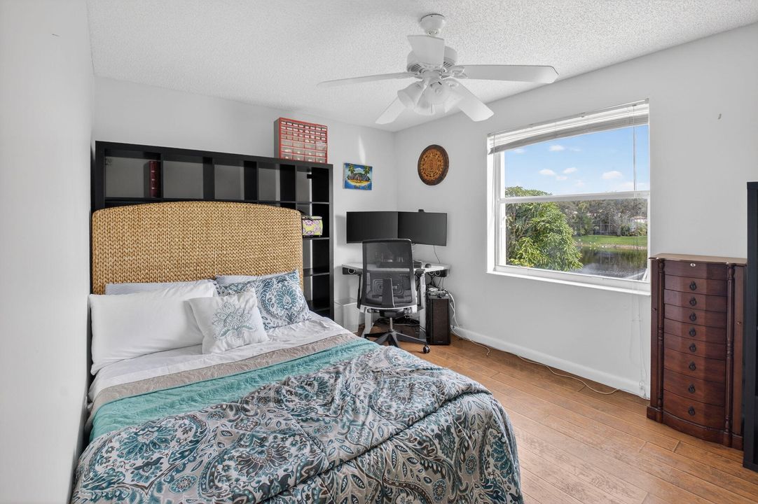 合同活跃: $675,000 (4 贝兹, 2 浴室, 2558 平方英尺)