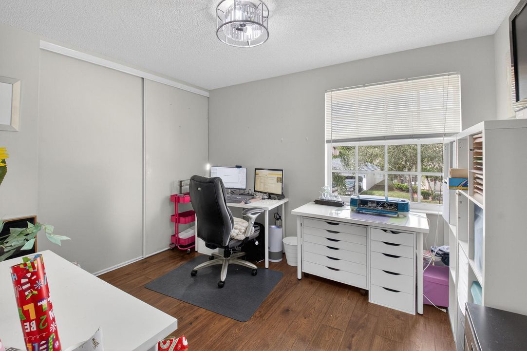 合同活跃: $675,000 (4 贝兹, 2 浴室, 2558 平方英尺)