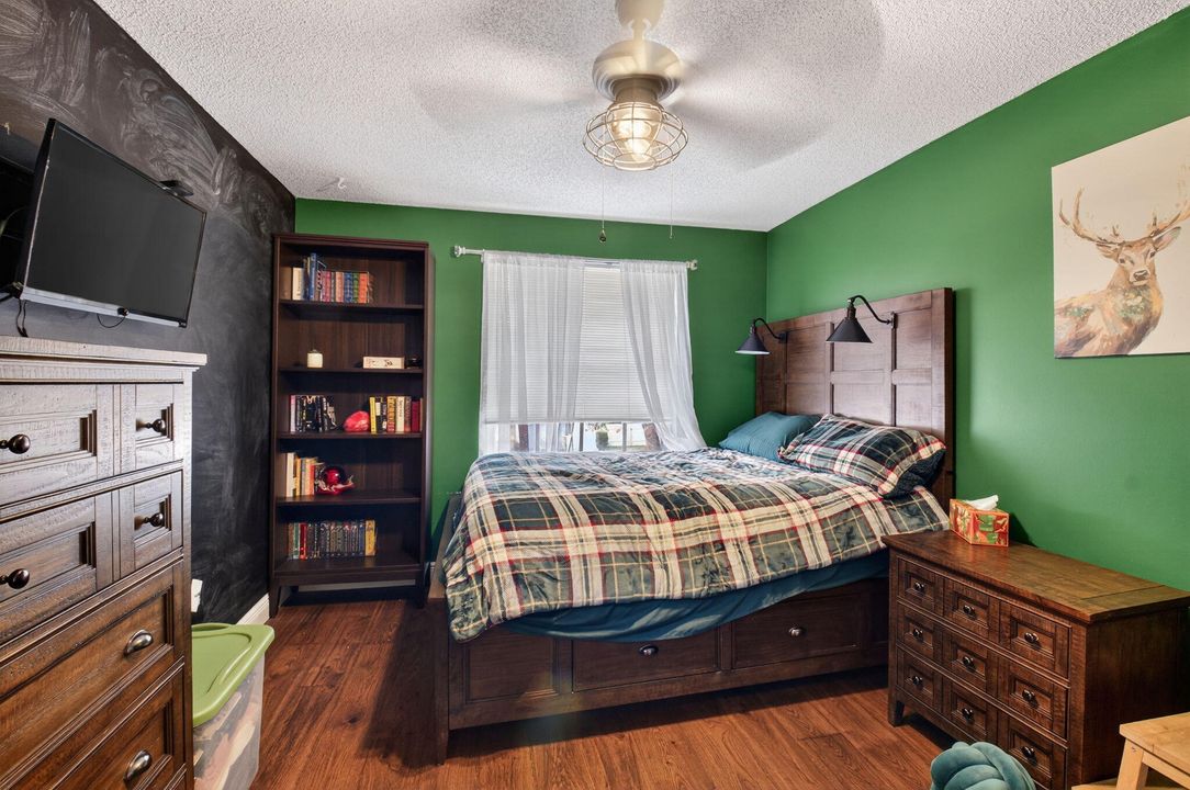 合同活跃: $675,000 (4 贝兹, 2 浴室, 2558 平方英尺)