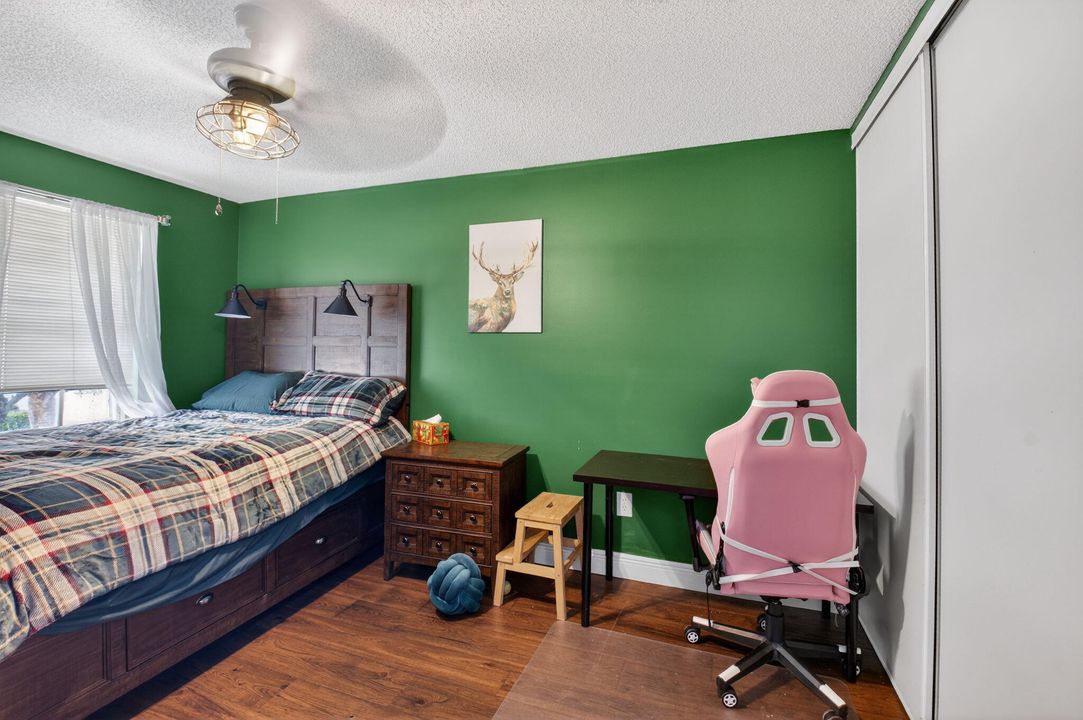 合同活跃: $675,000 (4 贝兹, 2 浴室, 2558 平方英尺)