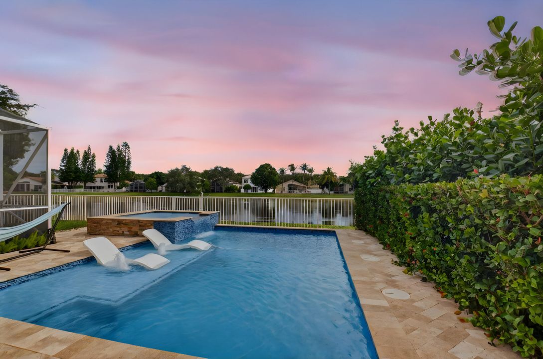 合同活跃: $675,000 (4 贝兹, 2 浴室, 2558 平方英尺)