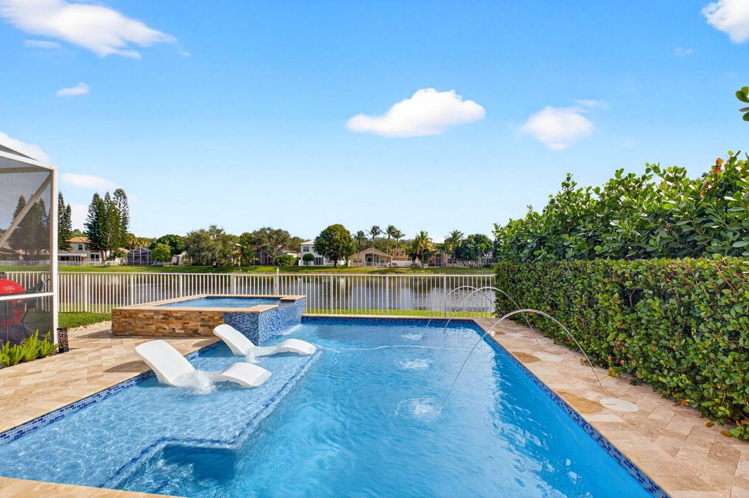 合同活跃: $675,000 (4 贝兹, 2 浴室, 2558 平方英尺)