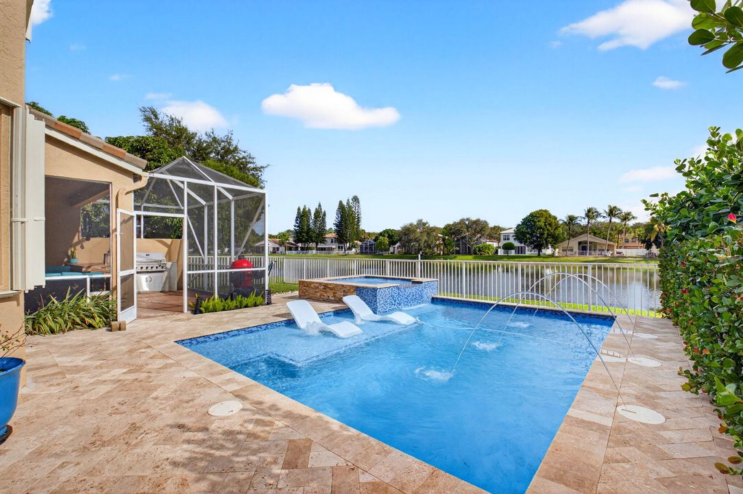 合同活跃: $675,000 (4 贝兹, 2 浴室, 2558 平方英尺)