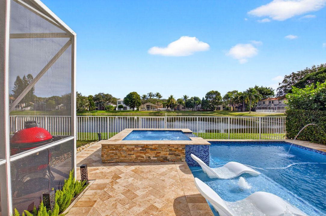 合同活跃: $675,000 (4 贝兹, 2 浴室, 2558 平方英尺)