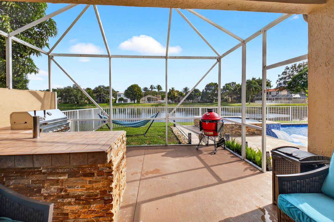 合同活跃: $675,000 (4 贝兹, 2 浴室, 2558 平方英尺)