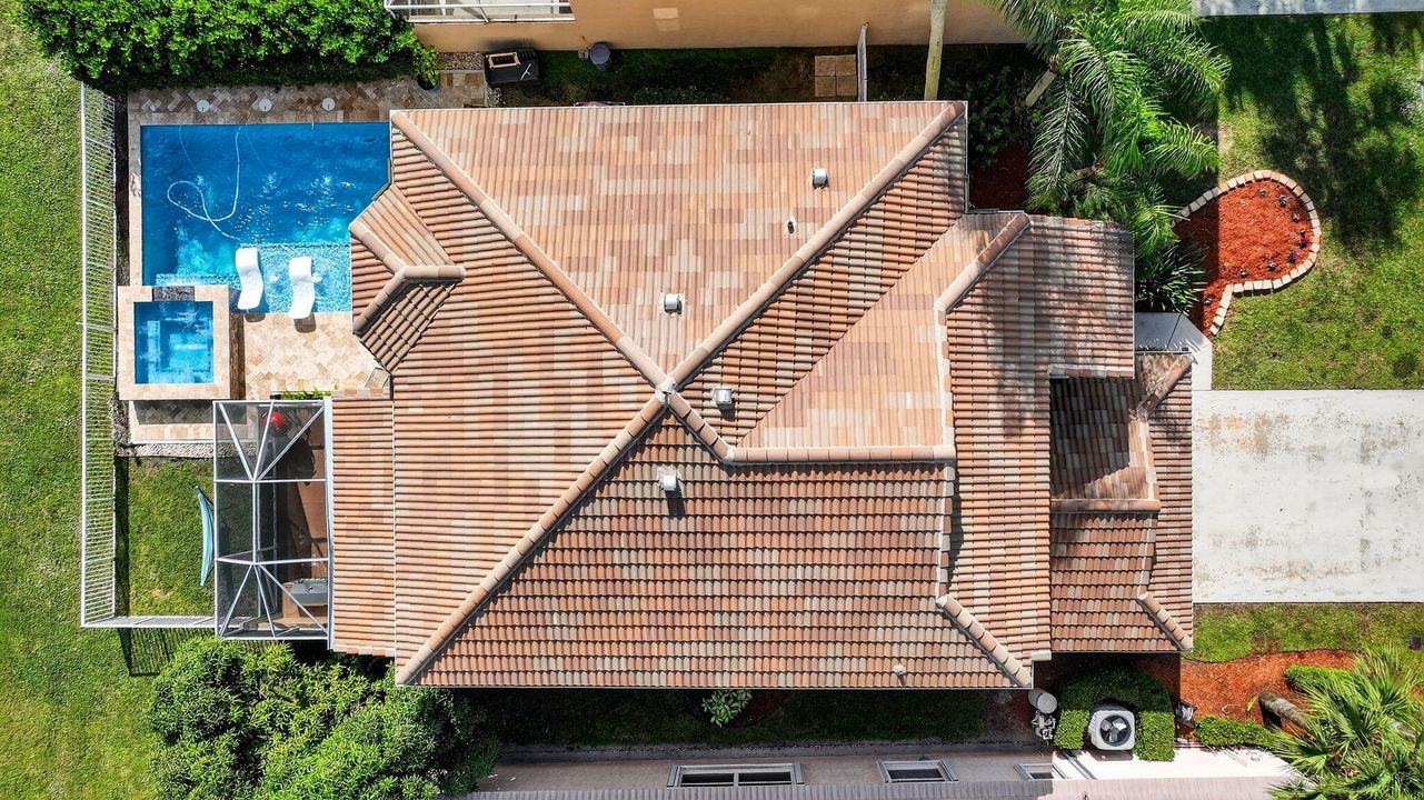 合同活跃: $675,000 (4 贝兹, 2 浴室, 2558 平方英尺)