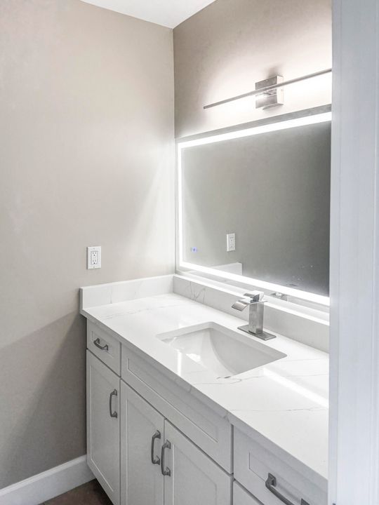 For Rent: $3,000 (2 beds, 2 baths, 1037 Square Feet)