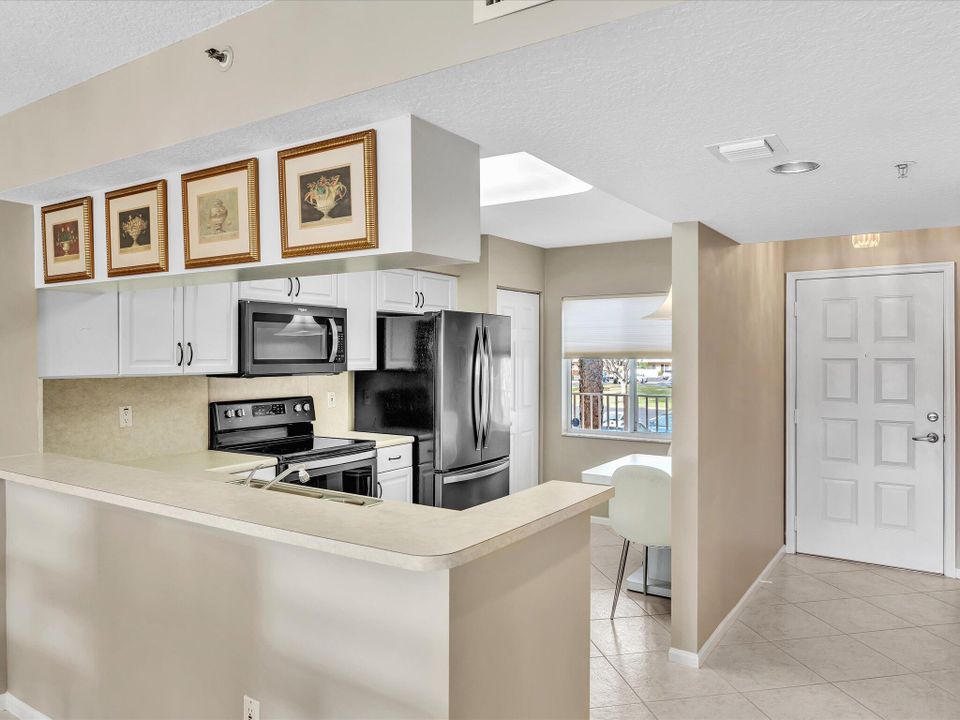 На продажу: $245,000 (3 спален, 2 ванн, 1392 Квадратных фут)