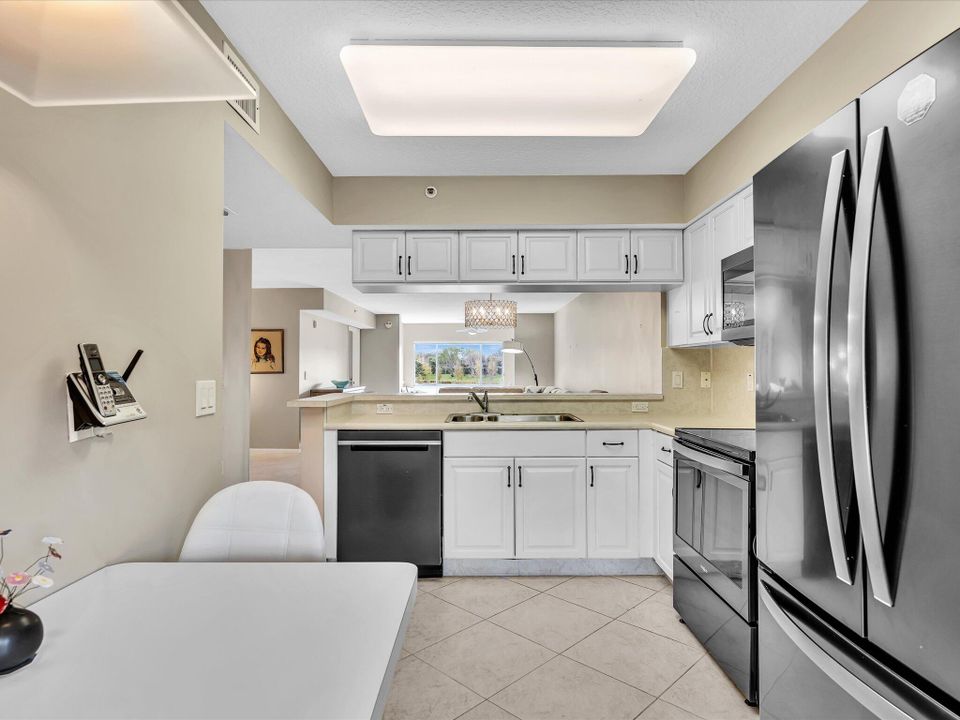 На продажу: $245,000 (3 спален, 2 ванн, 1392 Квадратных фут)