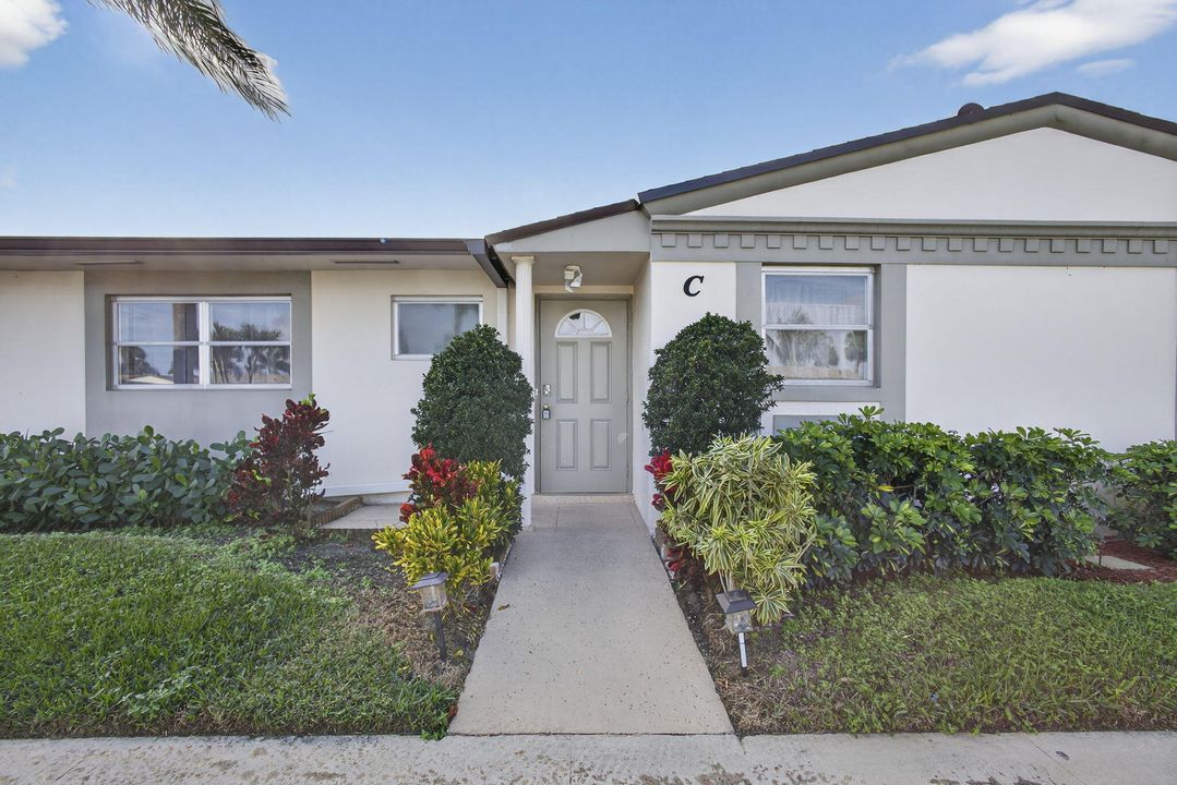 For Sale: $130,000 (2 beds, 1 baths, 829 Square Feet)