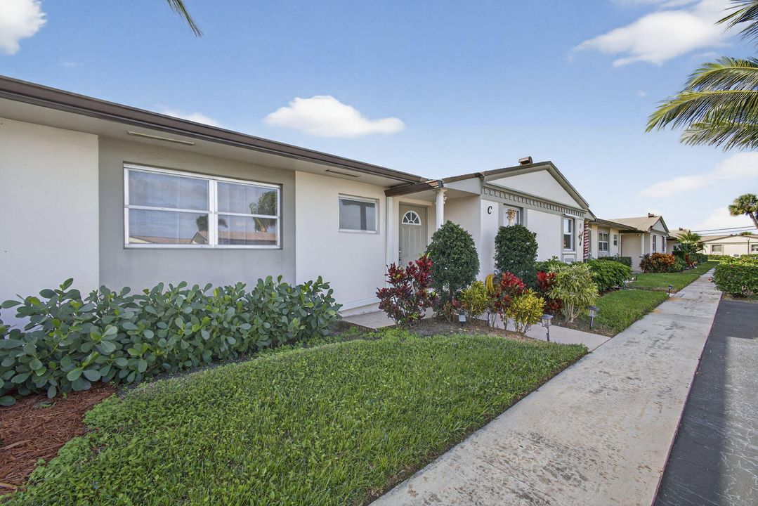 For Sale: $130,000 (2 beds, 1 baths, 829 Square Feet)